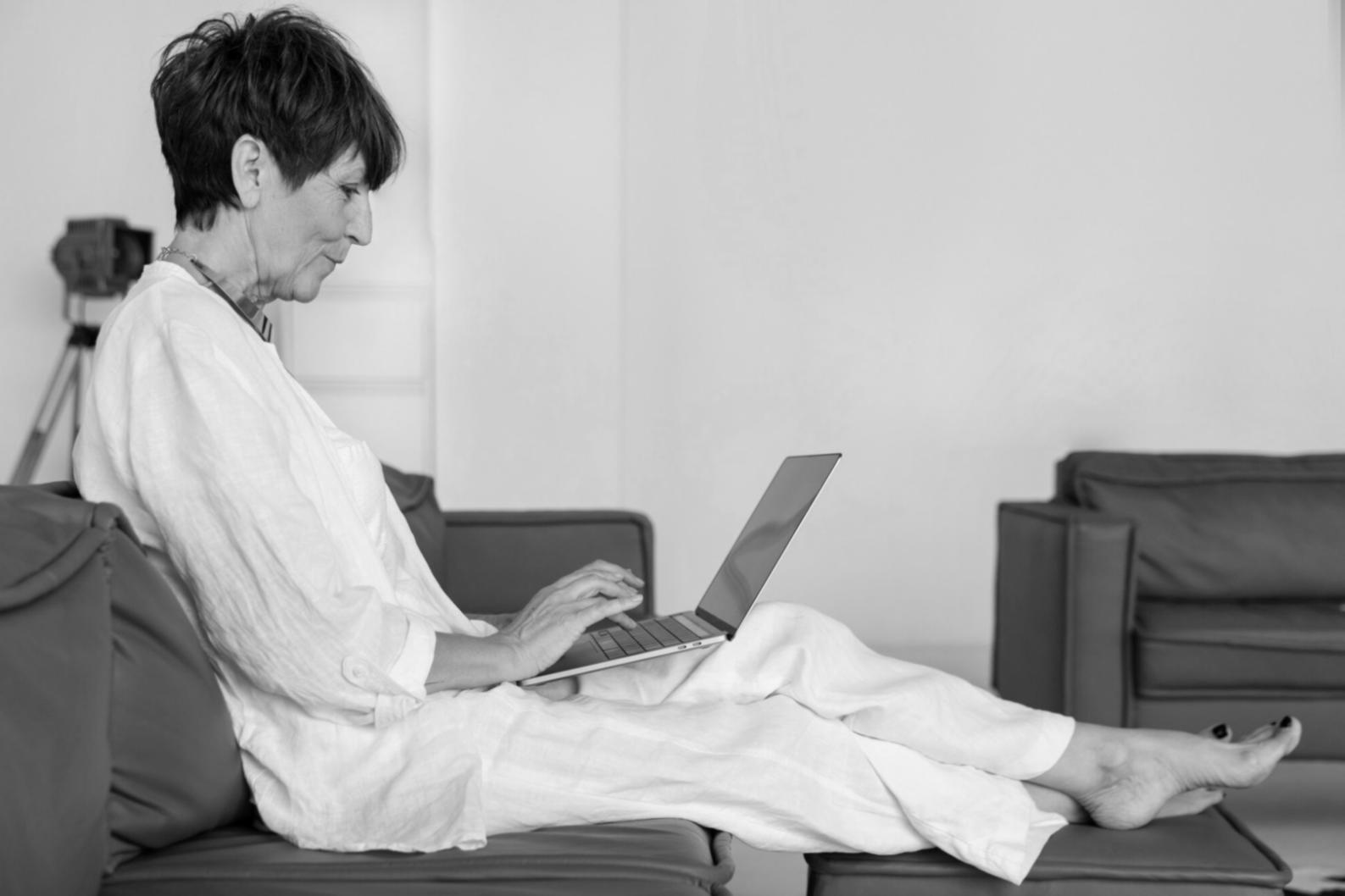 Suasana diskusi tentang dinamika pasar dan strategi keuangan di lingkungan profesional