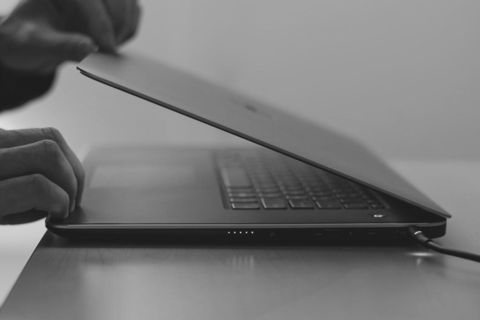 Sesi webinar tentang strategi menghadapi fluktuasi pasar