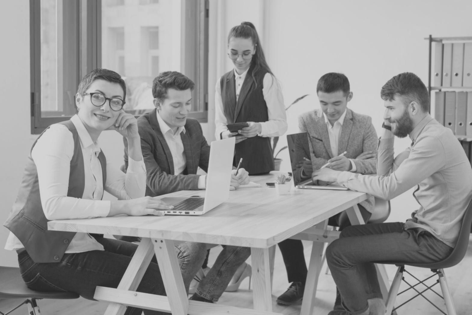 Investor mereview portofolio investasi dengan tenang